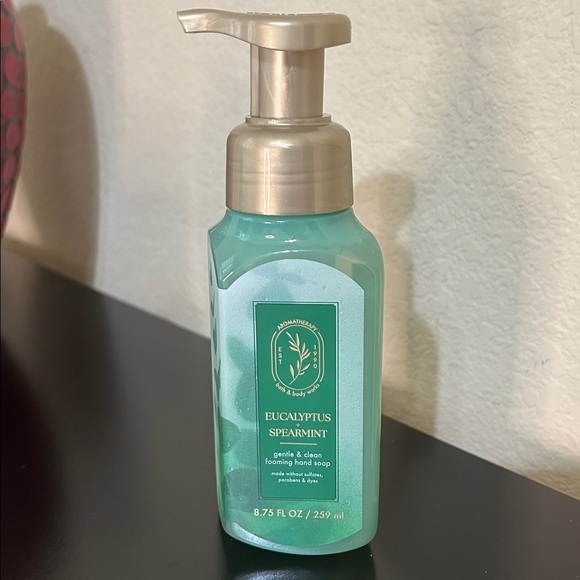 Bath & Body Works Eucalyptus 4 Piece Set - 3 Wick Candle, Soap, Spray and Bag - Picture 6 of 16